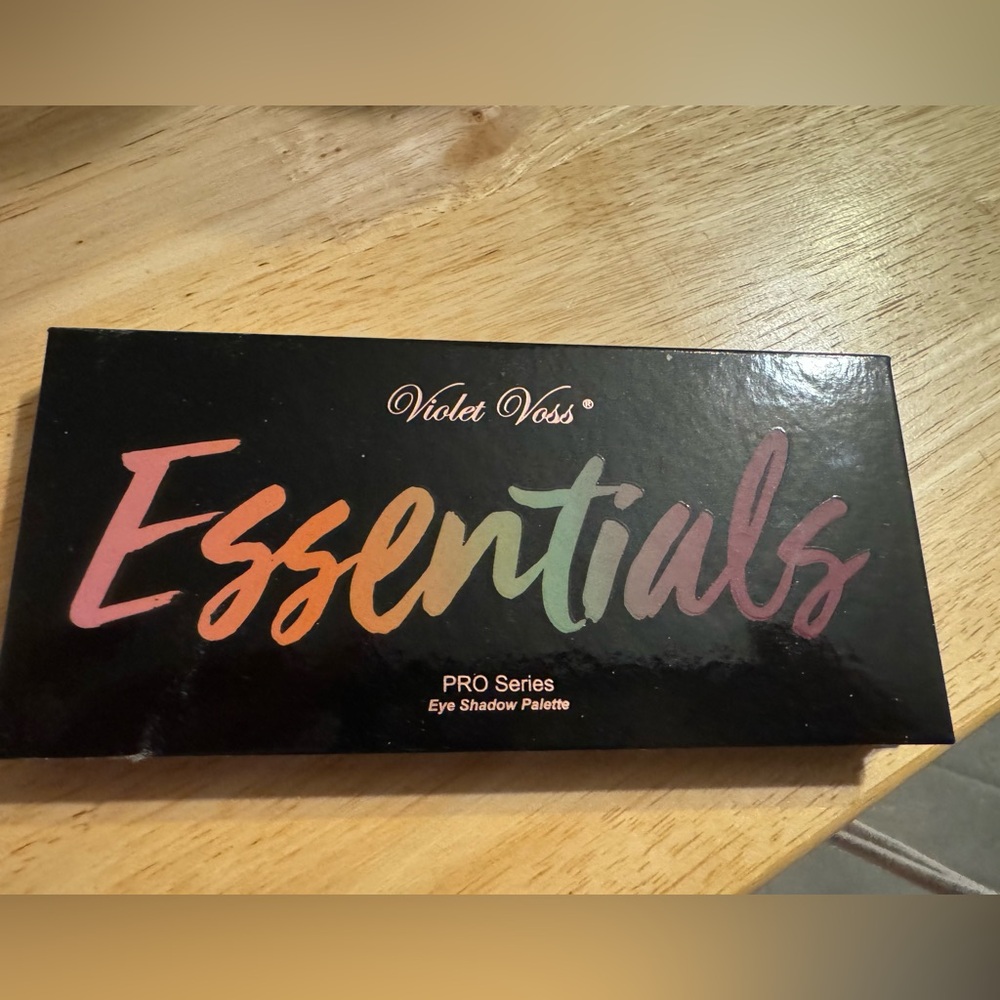 Violet Voss Essentials Eyeshadow Palette *comes with free gift*